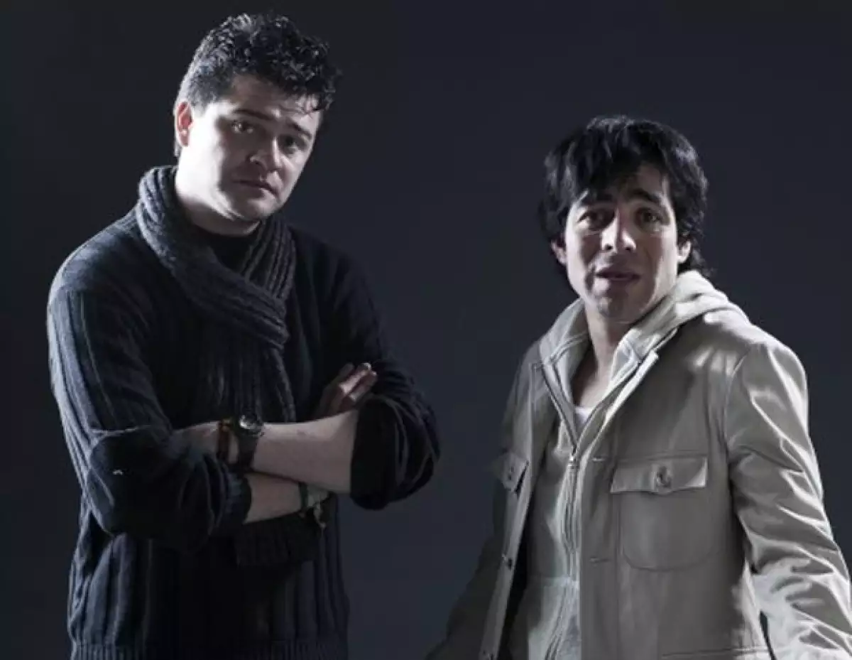 Francisco Padilla y Omar Chaparro durante una sesión fotográfica de "Suave Patria".