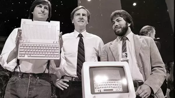 Los dos ‘Steve’ diseñaron Macintosh, la primera computadora personal que usaba un ‘mouse’. Jobs la presentó al mundo en un comercial durante el Súper Tazón de 1984.