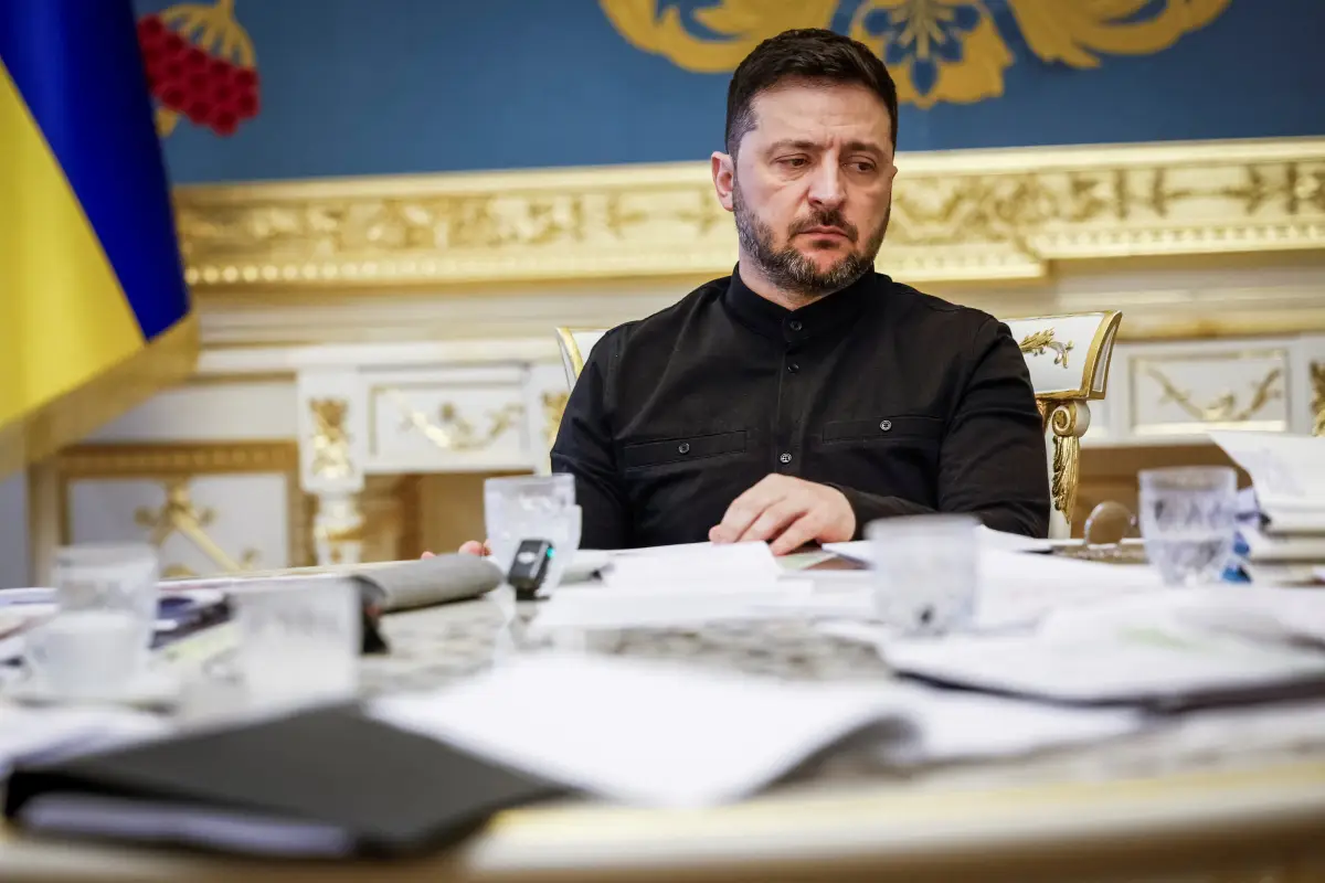 El presidente de Ucrania, Volodymyr Zelenskiy, asiste a una conferencia de prensa conjunta con altos funcionarios del país (no en la foto), en medio del ataque de Rusia a Ucrania, en Kiev, Ucrania, el 31 de octubre de 2025.
