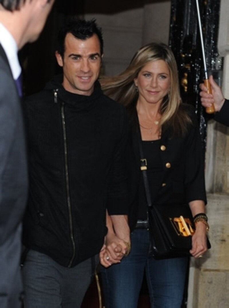 Fue el fin de semana cuando Justin Theroux le dio el anillo a la actriz, quien no pudo contener las lágrimas. Entérate de los detalles.