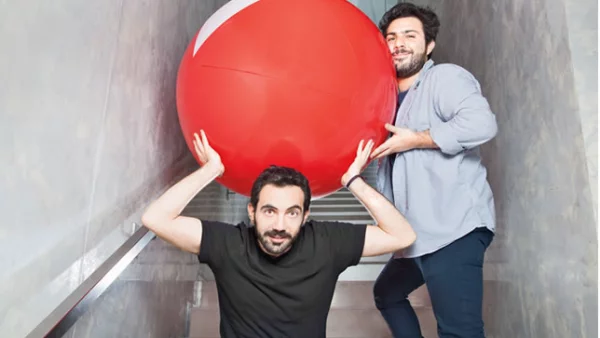 El video ‘Colibritany. Mi sexy chambelán’, llevó a Moisés Aisemberg y Marcos Bucay, productores de La Gran Royal, al éxito. Con más de 23 millones de reproducciones este video se convirtió en su tarjeta de presentación. Ahora desarrollan contenidos en las