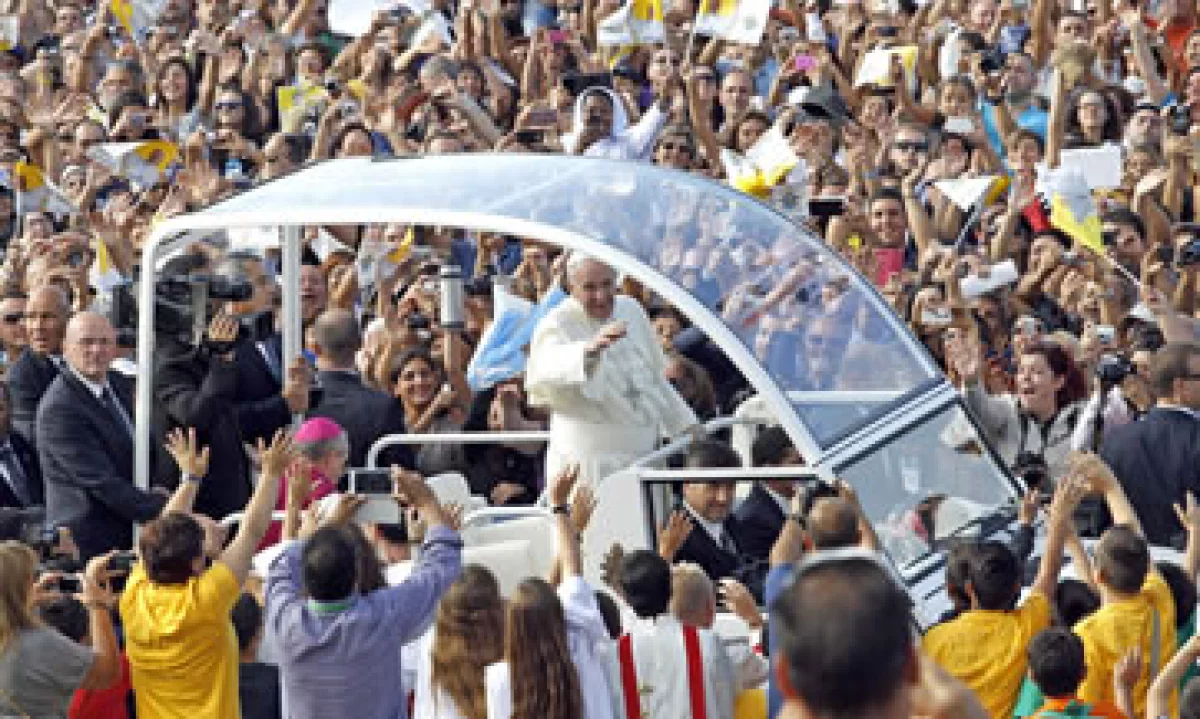 Unas 20,000 personas entonan lo que Francisco llamó una oración por el trabajo. (Foto: Reuters)