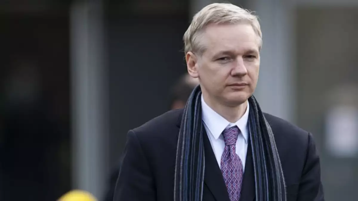 Julian Assange sale de la audiencia en un tribunal de Londres