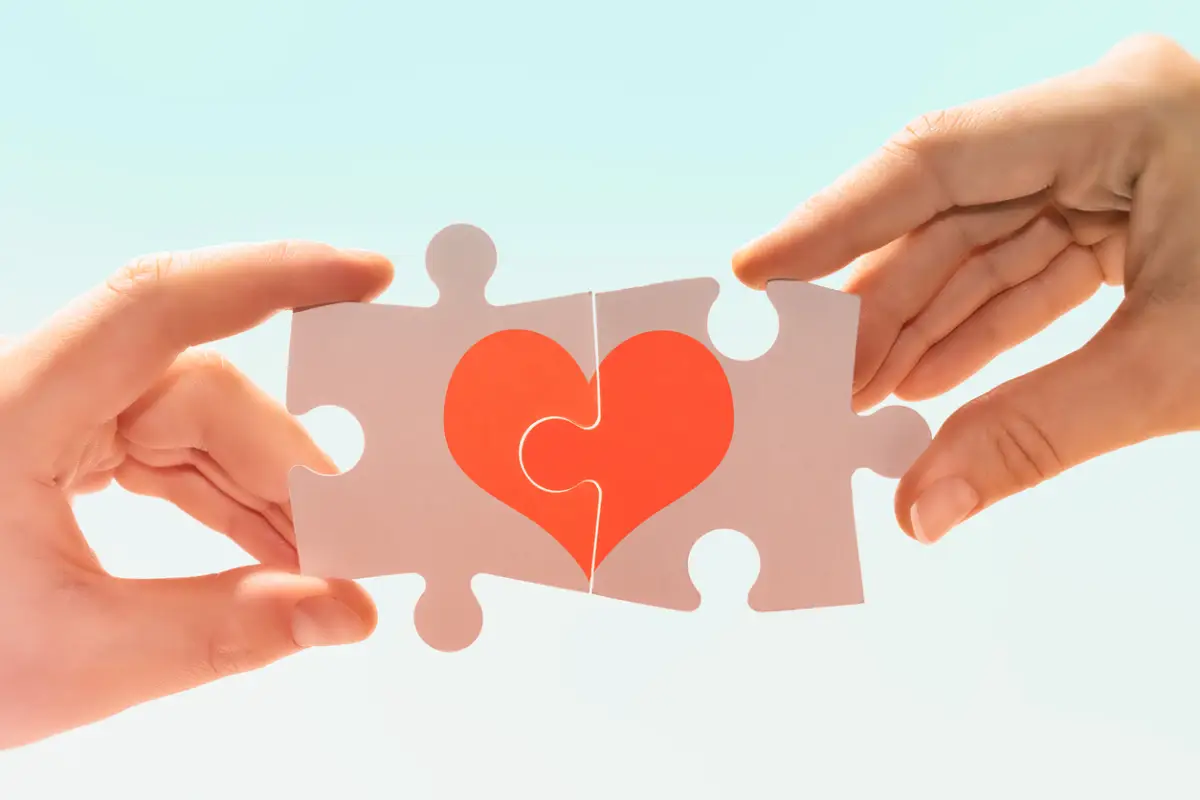 Piezas de rompecabezas formando un corazon 
