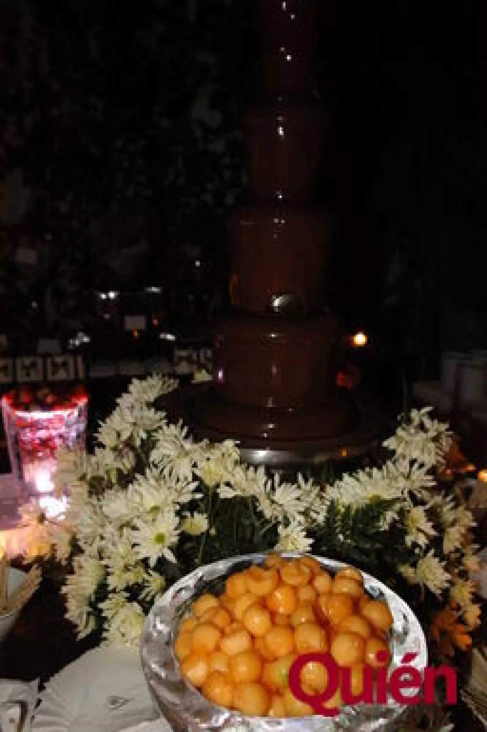 Brochetas de frutas y fuente de chocolate