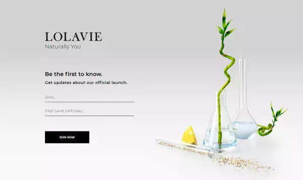 Así luce el sitio oficial de LolaVie, la línea de belleza de Jennifer Aniston.