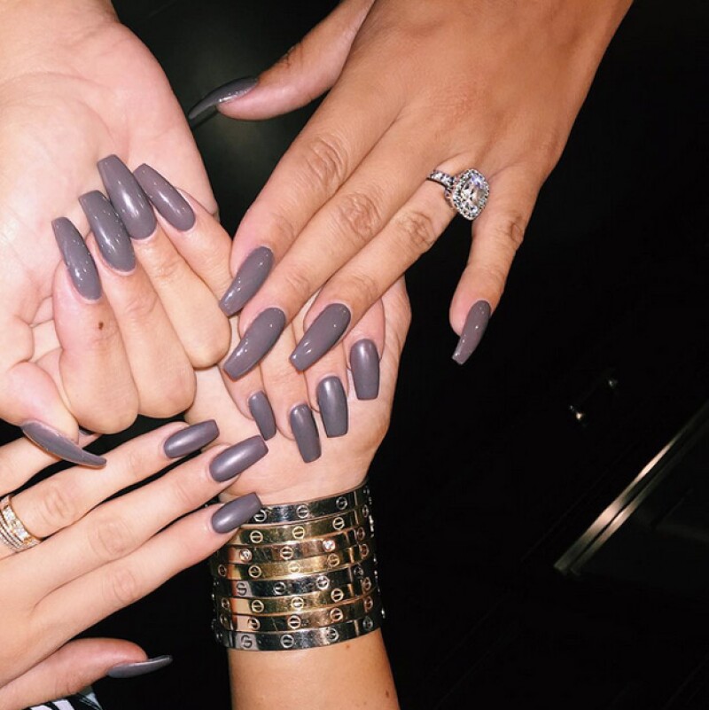 Kylie gusta de utilizar uñas postizas muy largas.