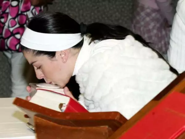 Lidia le dio el último adiós a su hija con un beso.