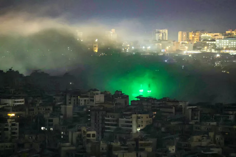 El humo se eleva desde el lugar de un ataque aéreo israelí que tuvo como objetivo una zona en los suburbios del sur de Beirut el 23 de marzo de 2026. 