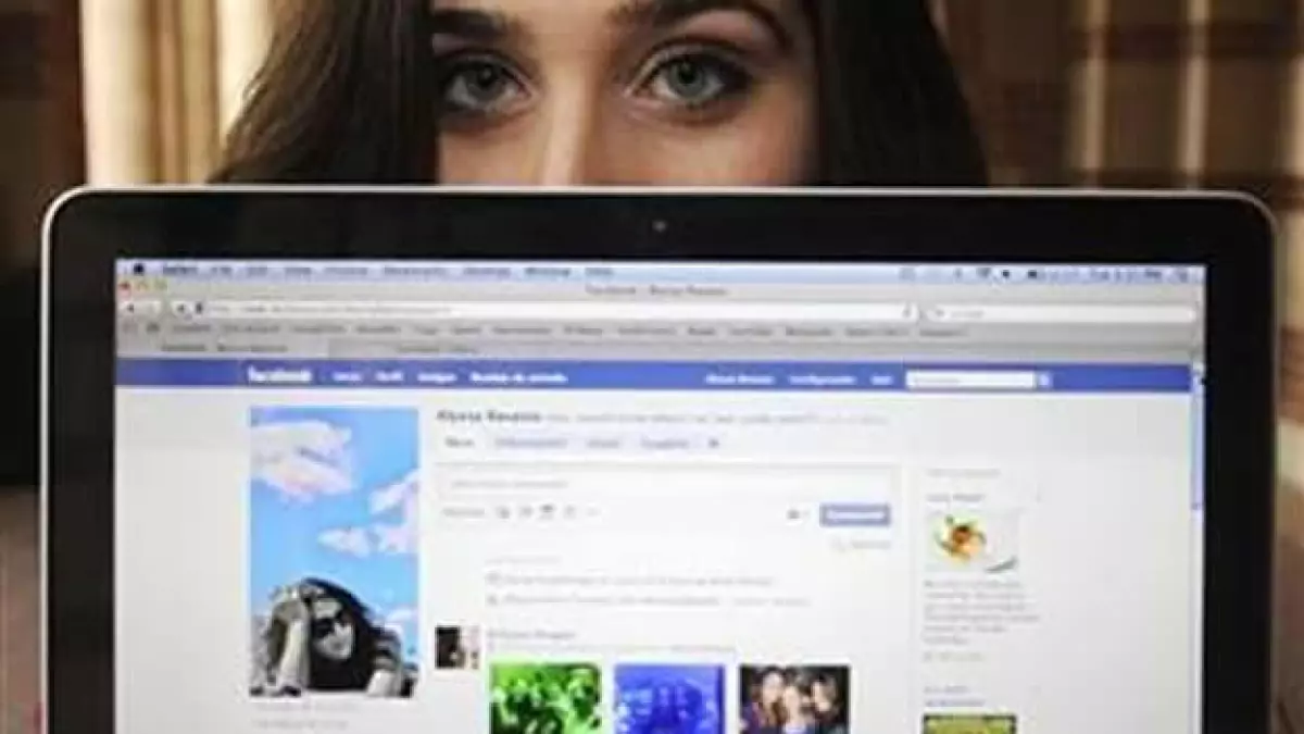 Alyssa Ravasio muestra su página en la red social Facebook, mientras asiste a clases en Los Angeles, el 26 de enero del 2010. REUTERS