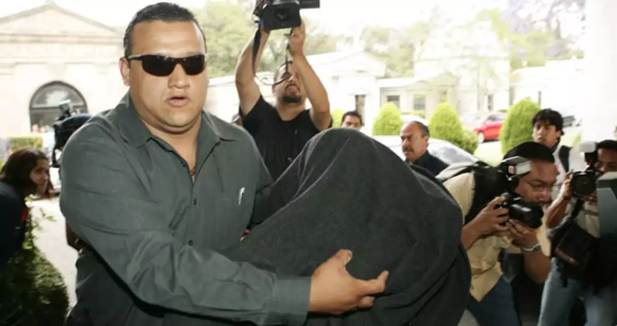 Algunos familiares ya han llegado al Panteón pero se han cubierto el rostro para no ser fotografiados por la prensa.