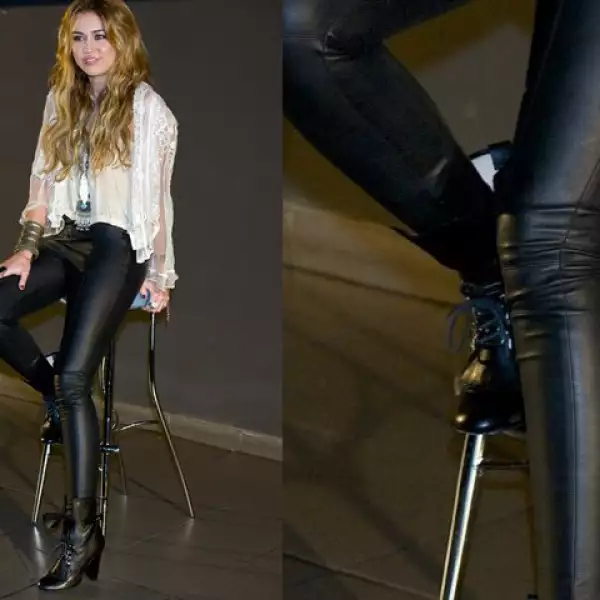 Miley Cyrus en una conferencia de prensa donde lució un look boho-chic.