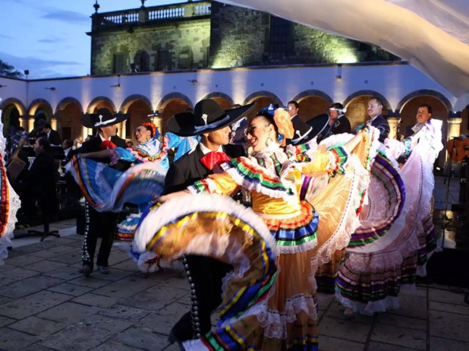 Los mandatarios disfrutaron de la exhibición de bailes regionales y mariachi en el Instituto Cultural Cabañas, donde se desarrollará la Cumbre de Líderes de América del Norte, en la ciudad de Guadalajara, Jalisco.