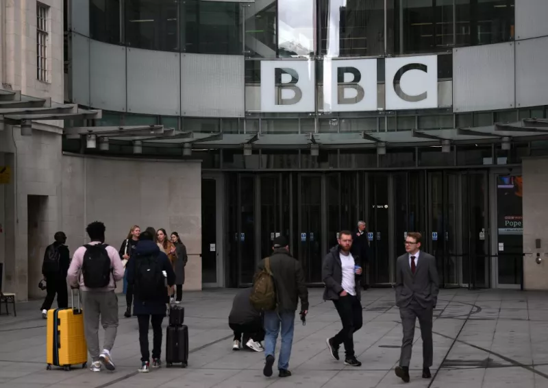 La gente utiliza la entrada principal de la sede de la British Broadcasting Corporation (BBC) en Londres el 28 de abril de 2023, el día en que el presidente de la BBC, Richard Sharp, renunció.