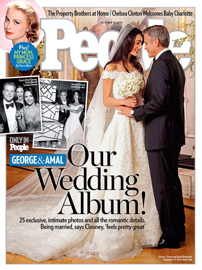 La revista People publicó en portada las primeras fotografías del esperado enlace, en una de ellas vemos a la pareja compartiendo miradas cómplices tras jurarse amor eterno.
