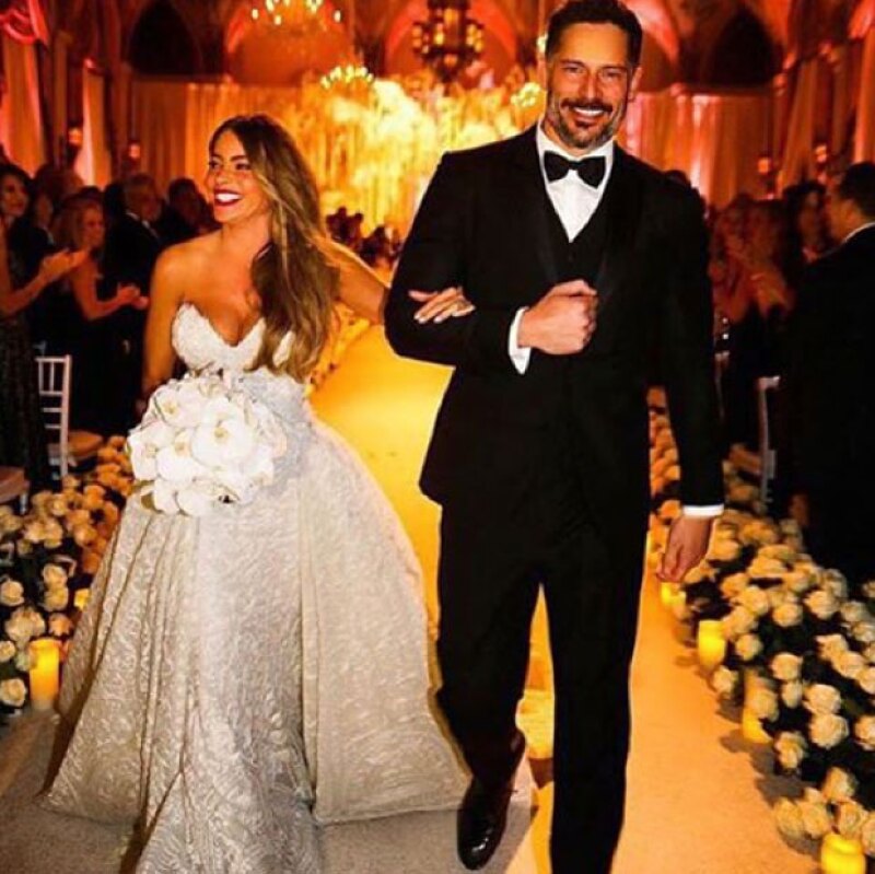 Los novios no pudieron ocultar su gran felicidad al salir de la ceremonia