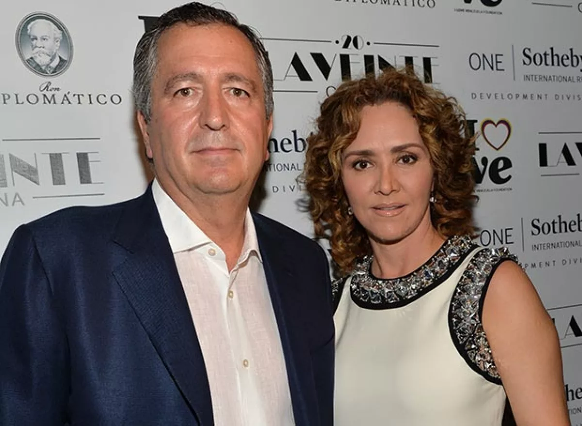 El empresario anunció que toma el control total de Grupo Omnilife-Angelíssima-Chivas y reconoció el rompimiento con su aún esposa; investiga posible fraude en su empresa.