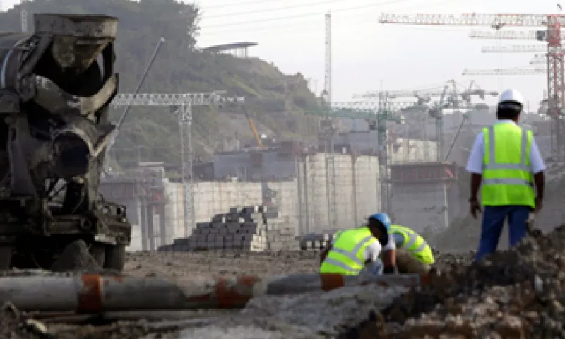 Otra opción que se maneja en las negociaciones es una nueva financiación por parte de la ACP por 500 mdd como adelanto. (Foto: Reuters)