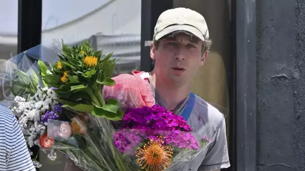 jeremy-allen-white-flores