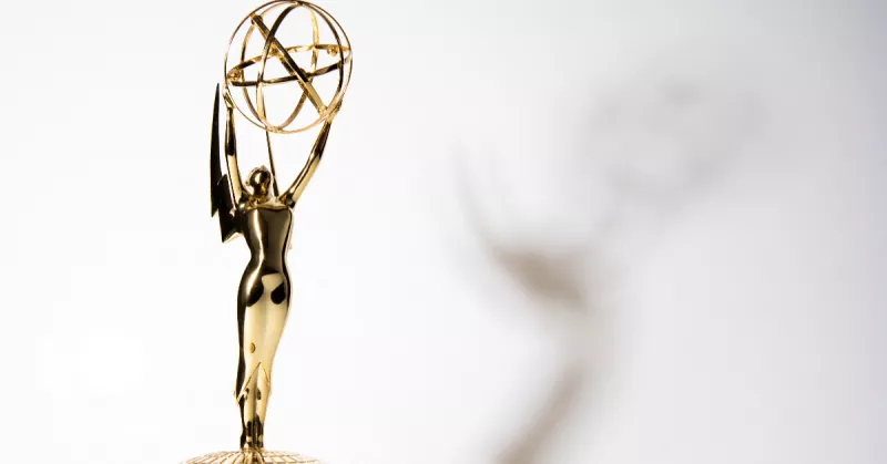 postergan premios emmy nueva fechas