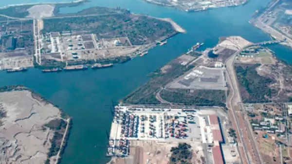 Con la instalación se aliviarán cuellos de botella logísticos y se mejorarán las eficiencias de costos de transportación de contenedores, asegura IFC. (Foto: Tomada de puertolazarocardenas.com.mx )