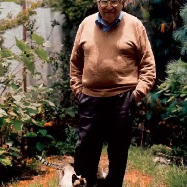 68 años. Monsi, como le decían sus allegados, falleció el 19 de junio de 2010 a los 72 años.