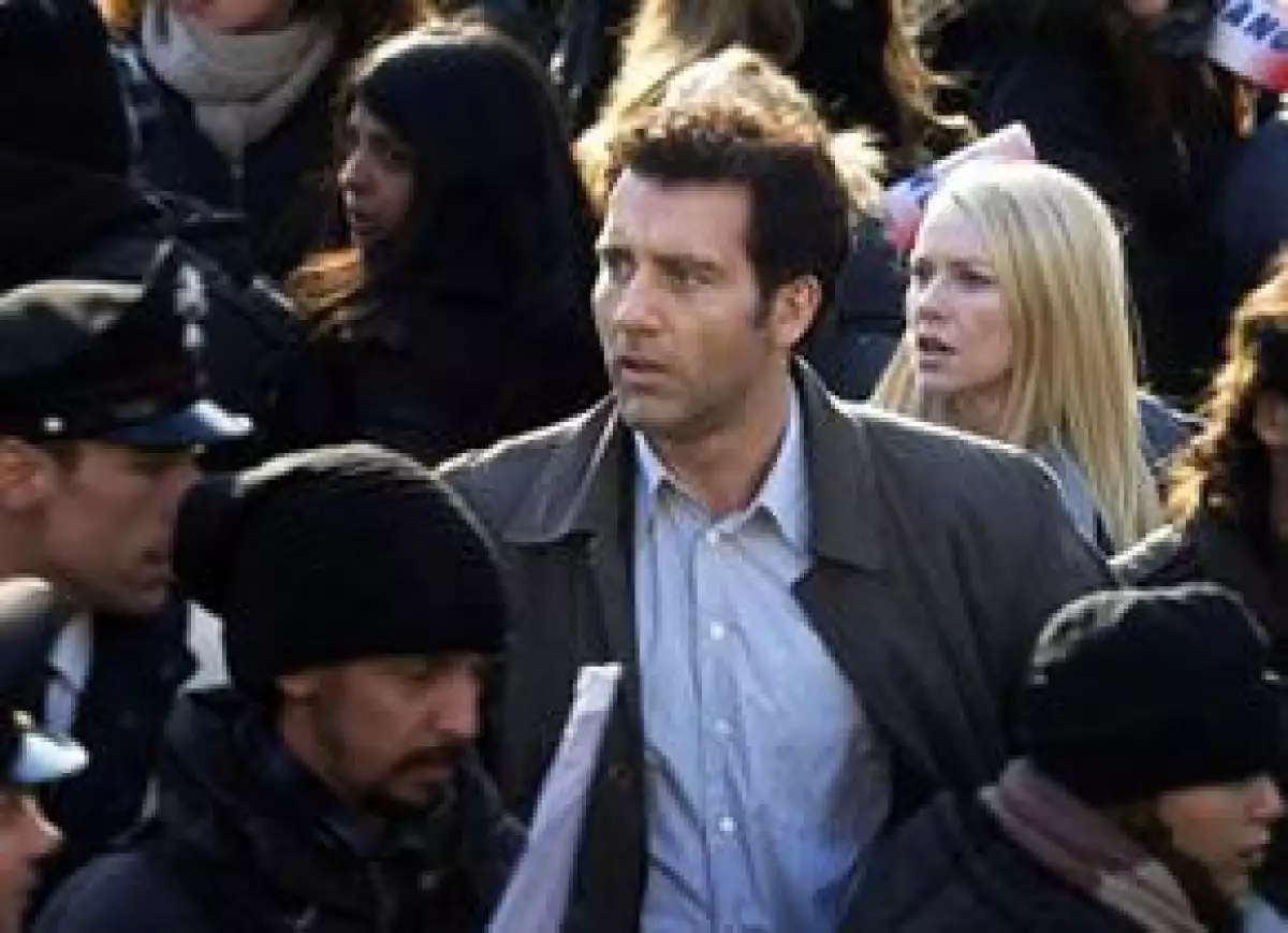 Owen es un ex agente de Scotland Yard que busca detener una serie de asesinatos ordenados por la mafia de cuello blanco.
