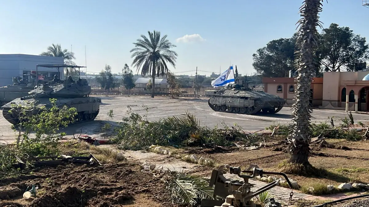 Vehículos militares israelíes operan en el lado de Gaza del cruce de Rafah, en medio del conflicto en curso entre Israel y el grupo islamista palestino Hamas, en el sur de la Franja de Gaza, en esta imagen publicada el 7 de mayo de 2024.
