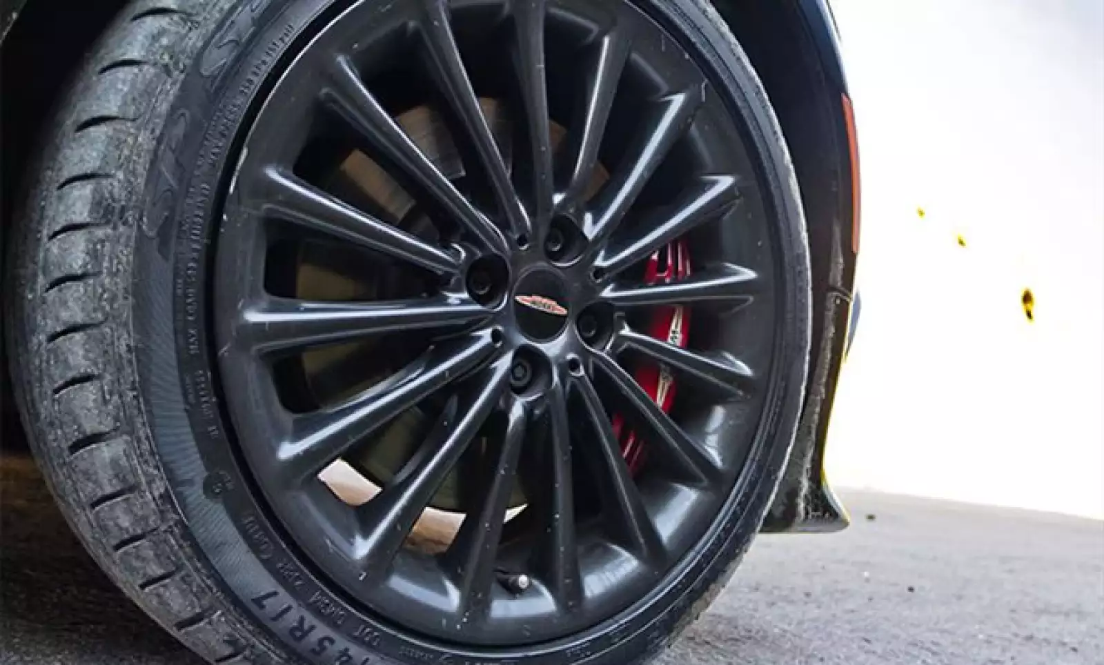 El sistema de frenos también resalta a la vista, ya que los detalles de las molduras han sido pintados de rojo y los rines de 17 pulgadas que calza este MINI son negro mate.