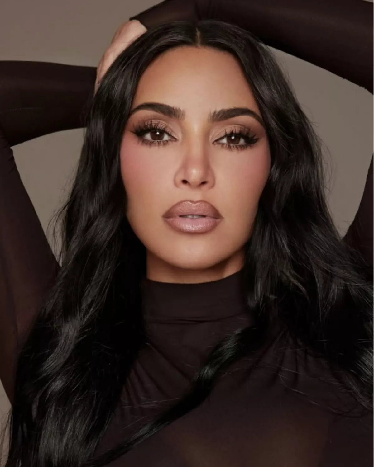 Kim Kardashian maquillada por Ariel Tejada.jpg