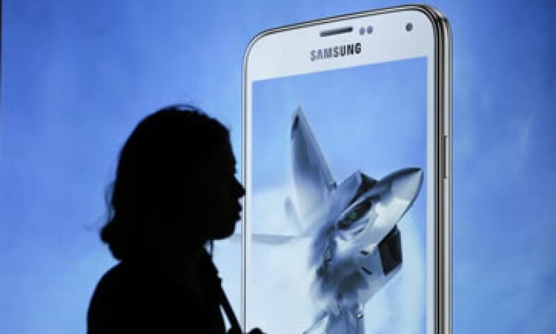 Especialistas estiman que Microsoft gana 2,000 mdd al año en regalías por móviles Android producidos por Samsung y otras firmas. (Foto: Reuters)