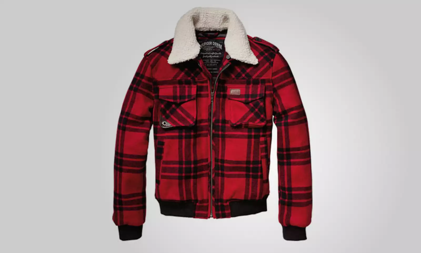 Esta chamarra con toque de borrego al interior y estilo de leñador al exterior es una opción casual para salir el fin de semana.