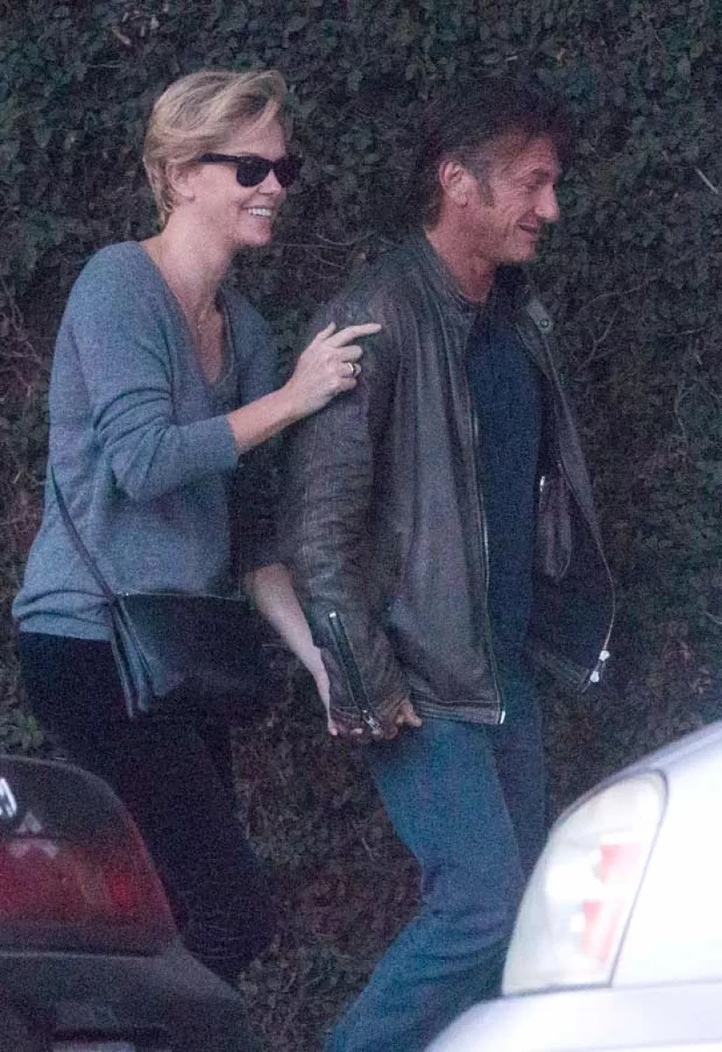 Los actores fueron captados caminando por las calles de San Francisco, tomados de la mano y hasta saludando a una persona que parece ser conocida de la sudafricana.