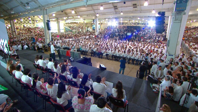 Auditorio lleno, 1 gobernador