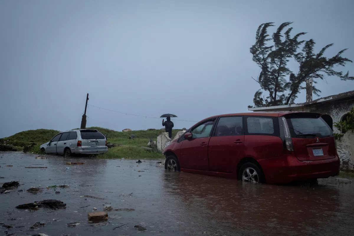 Un hombre observa cómo se rompen las olas en el barrio de Caribbean Terrace mientras se acerca el huracán Beryl, en Kingston, Jamaica, el 3 de julio de 2024.