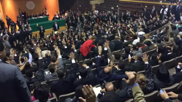 Los diputados aprobaron iniciar el debate de la minuta de reforma energética en una sede alterna, sin discutirla en comisiones.