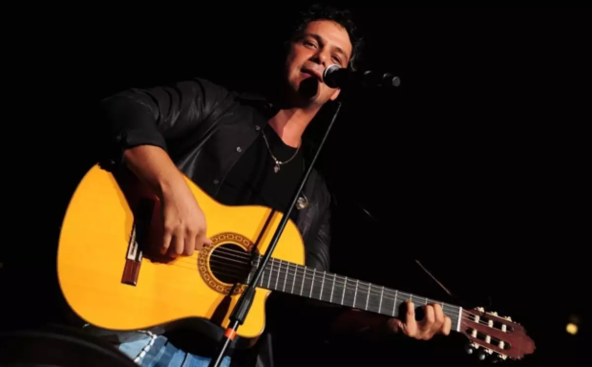 `Nuestro amor será leyenda´ es la nueva canción que promociona el cantante español de su más reciente producción discográfica.
