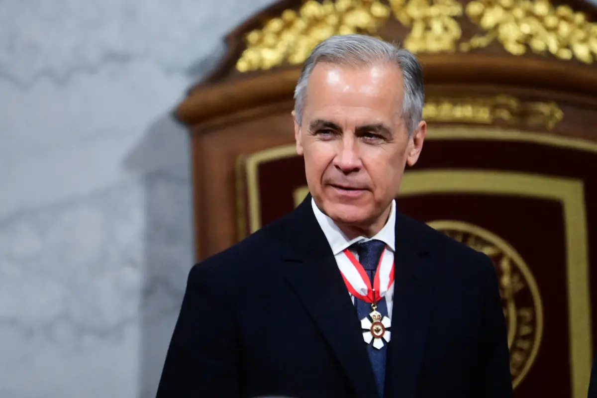 El primer ministro de Canadá, Mark Carney, observa mientras asiste a la apertura estatal del Parlamento de Canadá, en Ottawa, Canadá, el 27 de mayo de 2025.