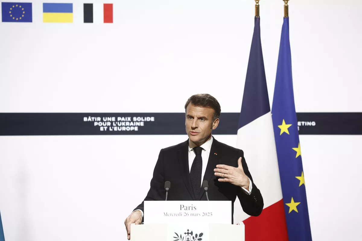 El presidente de Francia, Emmanuel Macron, habla durante una rueda de prensa con el presidente de Ucrania (no en la foto) en el Palacio del Elíseo de París el 26 de marzo de 2025 