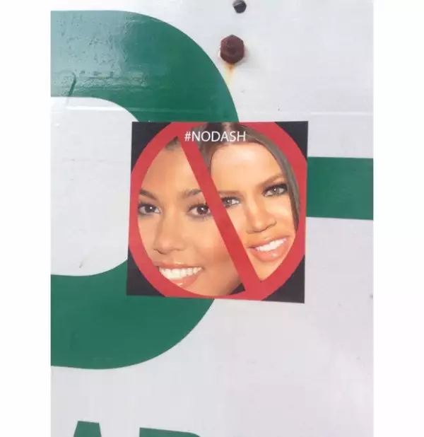 Estos son los stickers que los vecinos han pegado en los lugares comúnes de la zona residencial.