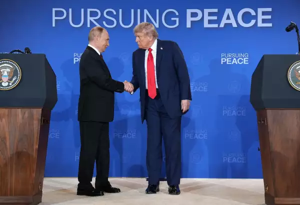 Donald Trump y Vladimir Putin en la cumbre binacional Pursuing Peace celebrada en Alaska