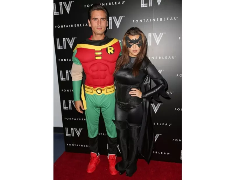 Ayer por la noche la empresaria, Kanye West, Kourtney Kardashian, Scott y otros famosos acudieron a una fiesta de Halloween donde la pareja de moda se vistió de súper héroes.