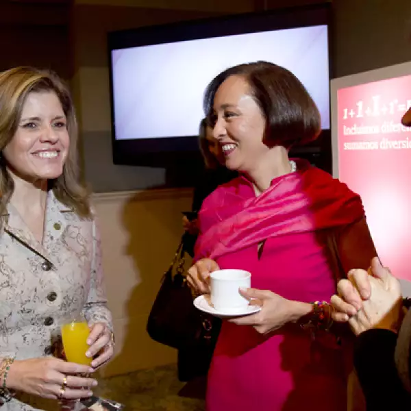 Antes de iniciar el evento las invitadas pudieron compartir experiencias con café en mano.