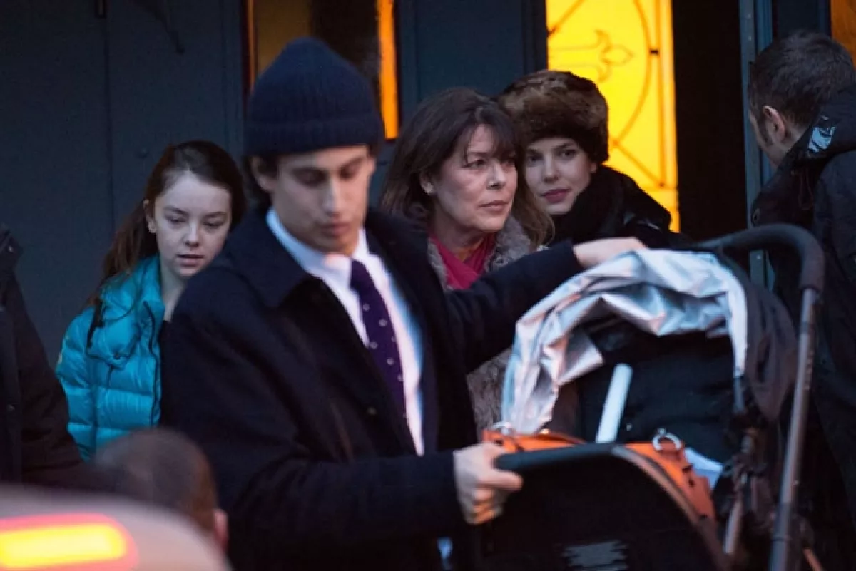 Alex fue captado cargando una carriola saliendo de la iglesia seguido de su ex `suegra´, Carolina de Mónaco y su ex novia, Carlota Casiraghi.