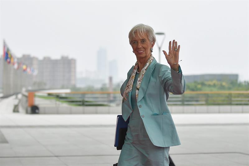 Lagarde advierte riesgos.