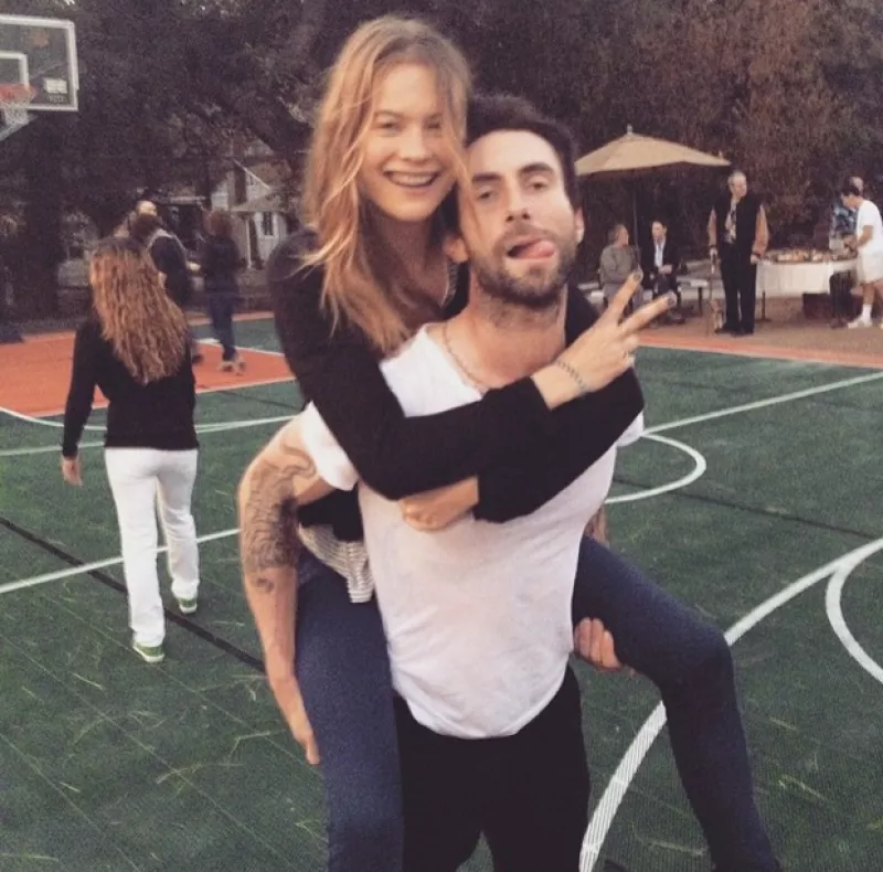 A casi dos años de haberse casado, el músico y la modelo Behati Prinsloo ya esperan su primer bebé, según confirma en exclusiva Us Weekly.