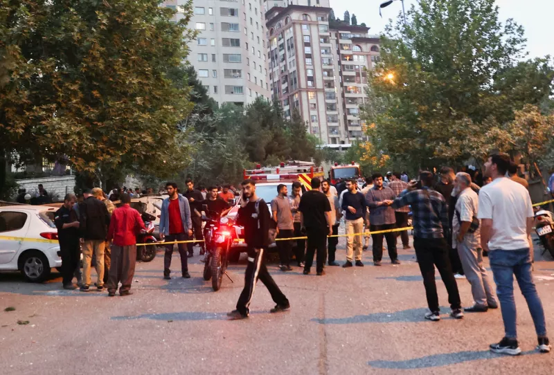 La gente se reúne en la calle a raíz de los ataques israelíes, en Teherán, Irán, el 13 de junio de 2025.