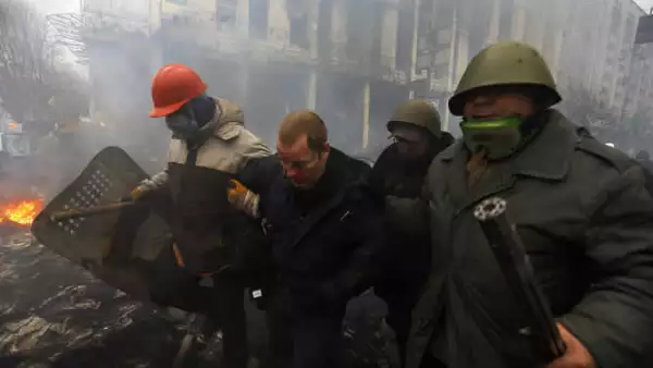 Se registraron tres horas de combates en la Plaza de la Independencia, que fue nuevamente capturada por manifestantes antigubernamentales.