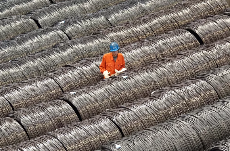 Un trabajador revisa los cables de acero en un almacén en Dalian, provincia de Liaoning, China, el 15 de mayo de 2017.