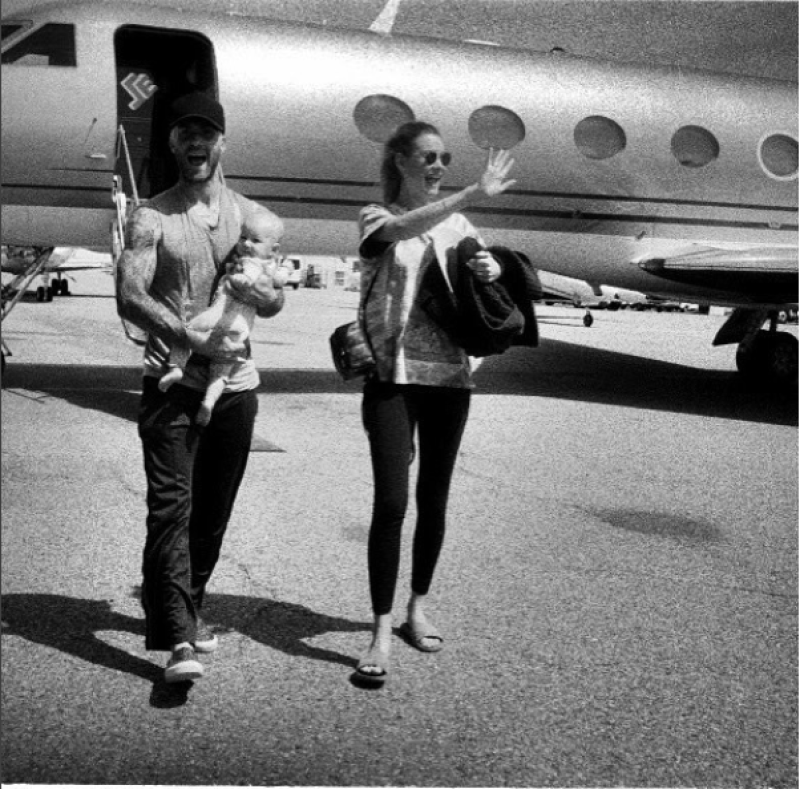Behati Prinsloo y Adam Levine posaron en familia como pocas veces lo han hecho para el público. (Foto: Instagram)